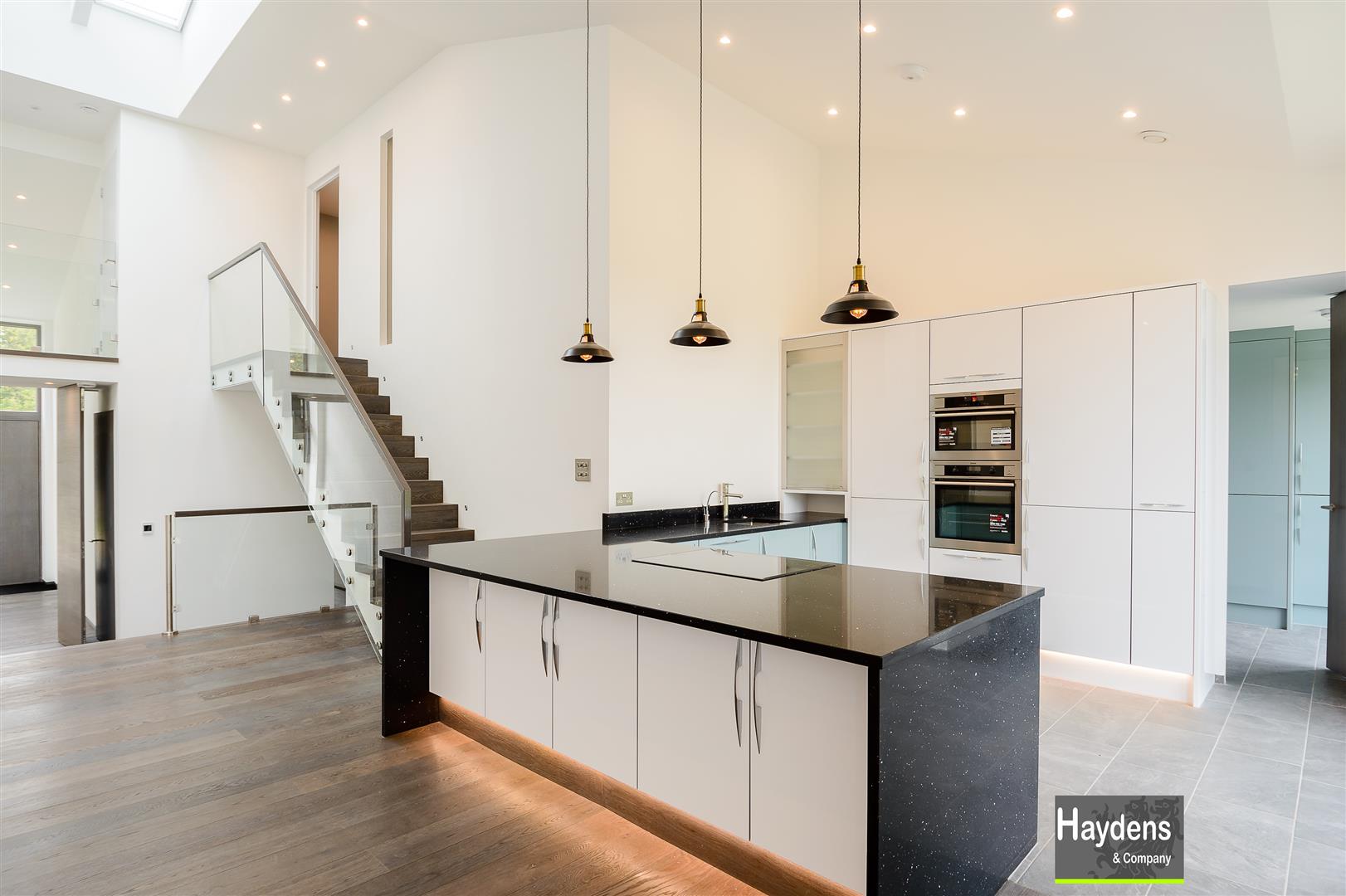 5 Bedrooms, House - Semi-Detached